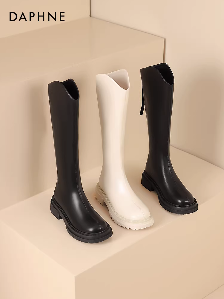 Giày bốt cao cổ Daphne kiểu V, chất liệu thun, dành cho nữ, thời trang thu đông 2025, màu đen, kiểu dáng đi cưỡi ngựa.