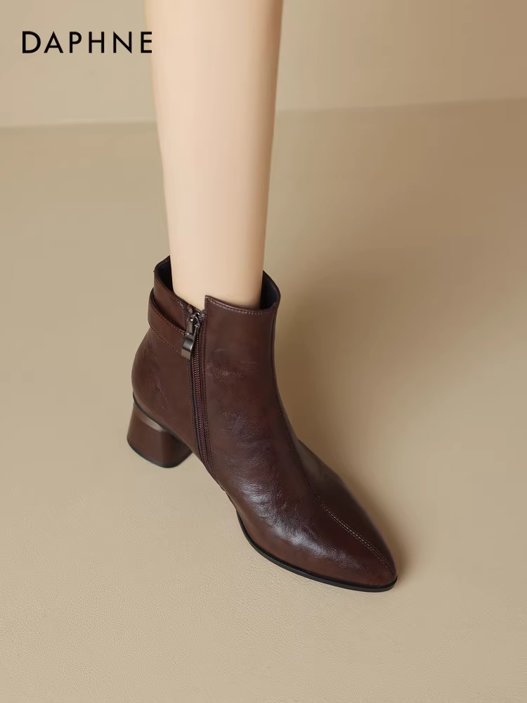 Giày bốt mũi nhọn ngắn Daphne dành cho nữ, mẫu mới thu đông 2025, giày bốt cao gót mùa đông, gót thô, lót lông, kiểu Martin