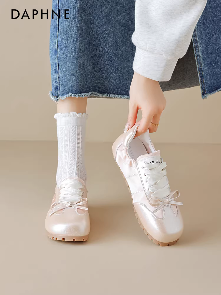 Giày tập ballet Daphne dành cho nữ, mẫu mới thu đông 2025, chất liệu satin, kiểu dáng thể thao, màu hồng, đế bằng, đa năng, màu trắng