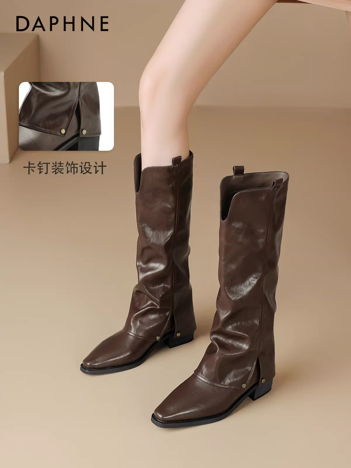 Giày bốt nữ Daphne cao cổ mùa đông 2025 kiểu cưỡi ngựa, lót lông cừu, gót cao, mũi nhọn.