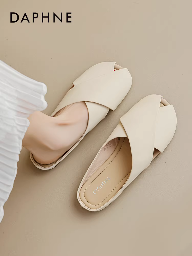 Giày dép nữ Daphne mùa hè đi ngoài trời, kiểu mới 2025, dép xỏ ngón thoải mái, đế bằng, mũi kín.