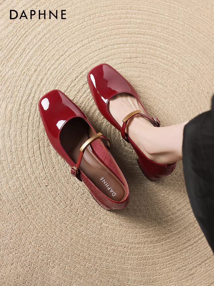 Giày Mary Jane nữ Daphne mũi nông, kiểu dáng đơn giản, mùa xuân thu 2025, phong cách Pháp cổ điển, màu đỏ, chất liệu da bóng, gót dày.