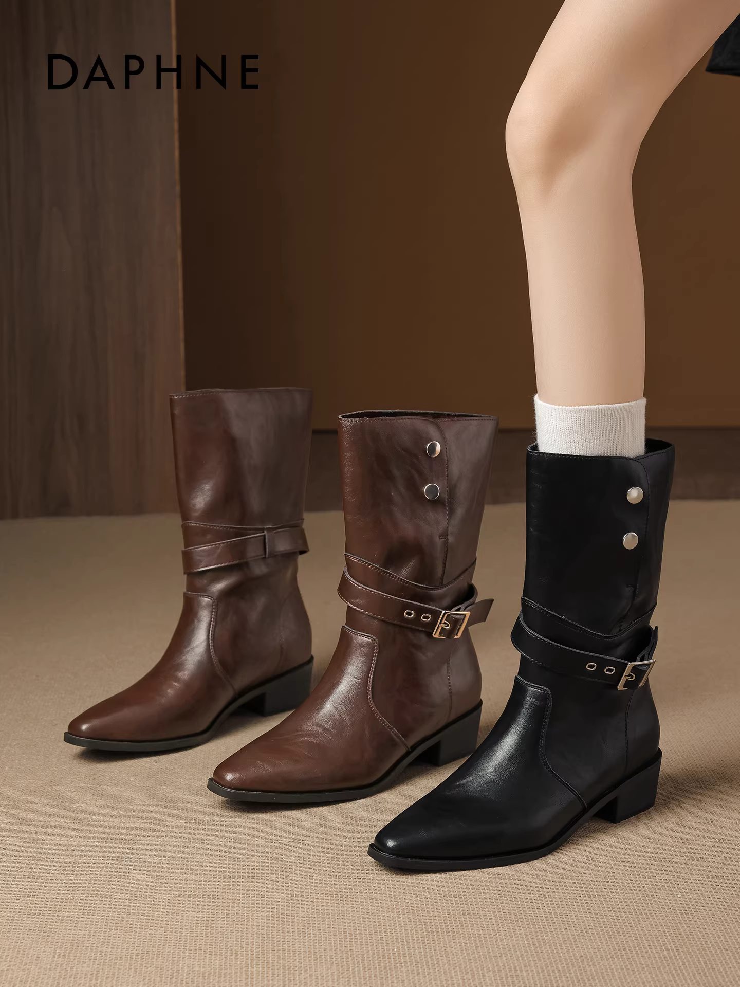 Giày bốt đen Daphne nữ, bốt dài mùa thu 2025 kiểu mới, gấp gọn được, kiểu cổ điển, mũi nhọn, chất liệu da, bốt cao đến giữa bắp chân, kiểu bốt cưỡi ngựa