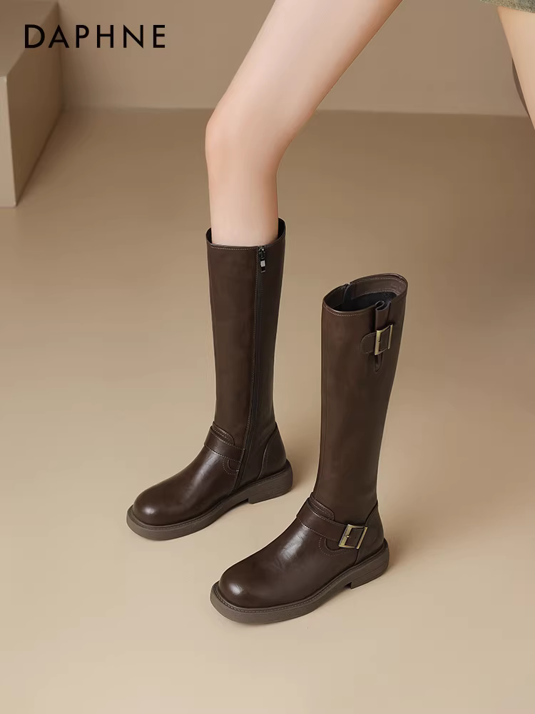 Giày bốt cao cổ Daphne Maillard dành cho nữ, mẫu mới thu đông 2025, màu nâu, có khóa thắt lưng, kiểu dáng đi cưỡi ngựa, size nhỏ.