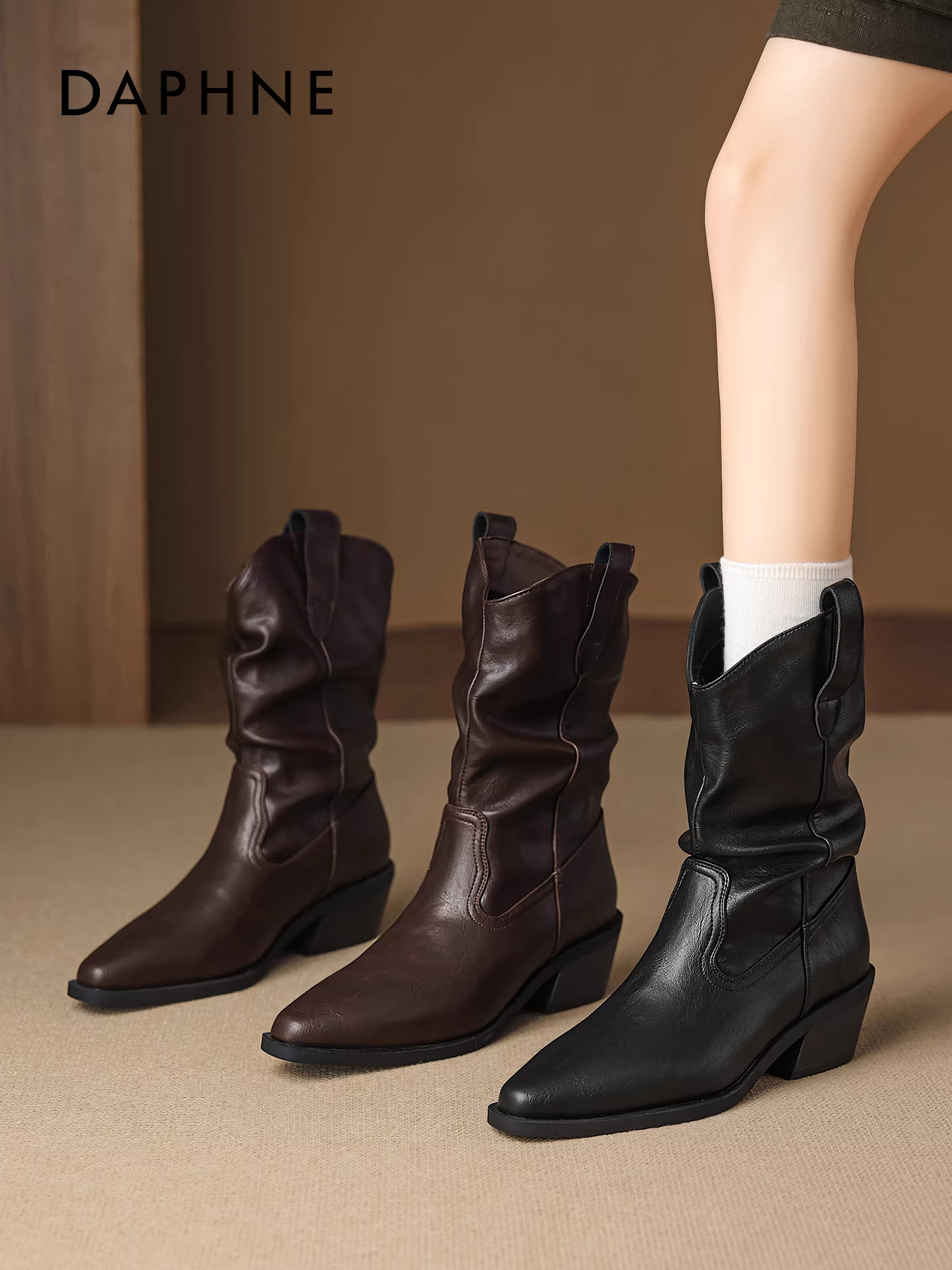 Giày bốt nữ Daphne màu nâu, kiểu mới thu đông 2025, gót dày, mũi nhọn, cao đến giữa bắp chân, kiểu cao gót, kiểu dáng western, kiểu lười.