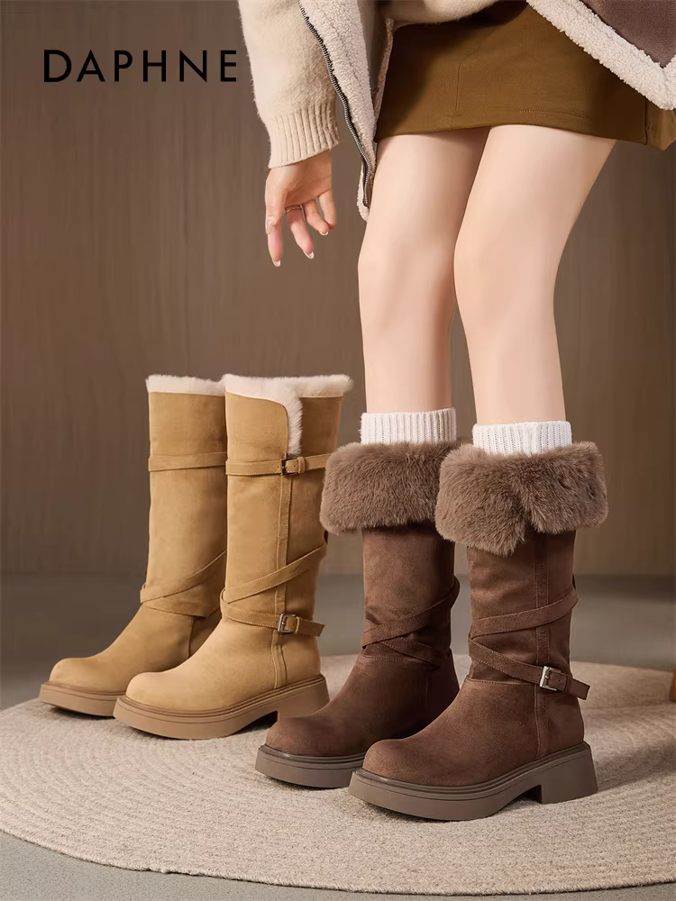 Giày bốt lông cừu Daphne dành cho nữ, kiểu mới mùa đông 2025, giữ ấm, dài, màu cà phê, đế dày, chất liệu cotton Đông Bắc