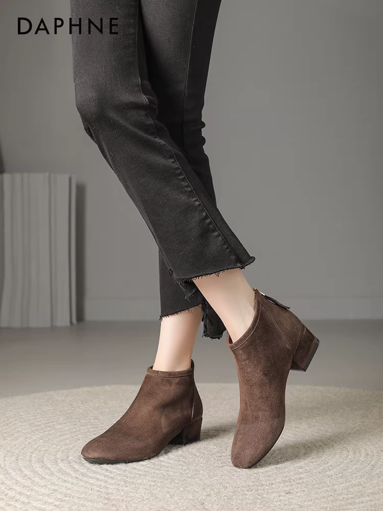 Giày bốt ngắn Daphne cashmere dành cho nữ, kiểu dáng thu đông 2025 mới, lót lông cừu, kiểu dáng thanh lịch, giày bốt Martin nữ đế dày, ôm dáng.