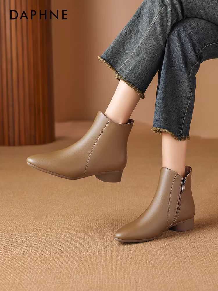 Giày bốt mũi nhọn ngắn Daphne dành cho nữ, bốt màu nâu mùa thu đông, kiểu mới 2025, lót lông cừu, gót dày, bốt ôm chân, bốt Martin nữ.