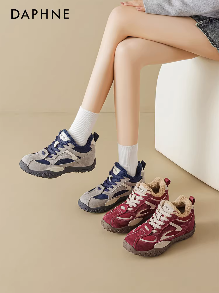Giày thể thao nữ Daphne lót lông cừu màu đỏ, kiểu dáng thể thao mùa đông 2025 mới, ấm áp, chất liệu cotton, đế dày, tăng chiều cao ẩn, phong cách thường ngày.