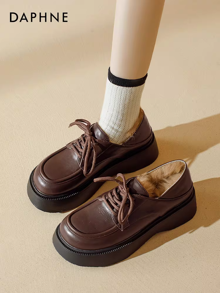 Giày da lót lông Daphne dành cho nữ, mẫu mới thu đông 2025, kiểu Anh, ấm áp, buộc dây, màu nâu, chất liệu cotton.