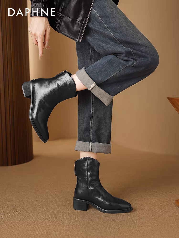 Giày bốt cổ ngắn gót thô Daphne dành cho nữ, kiểu mới thu đông 2025, kiểu dáng cổ chữ V, mũi nhọn, chất liệu denim, kiểu Chelsea.