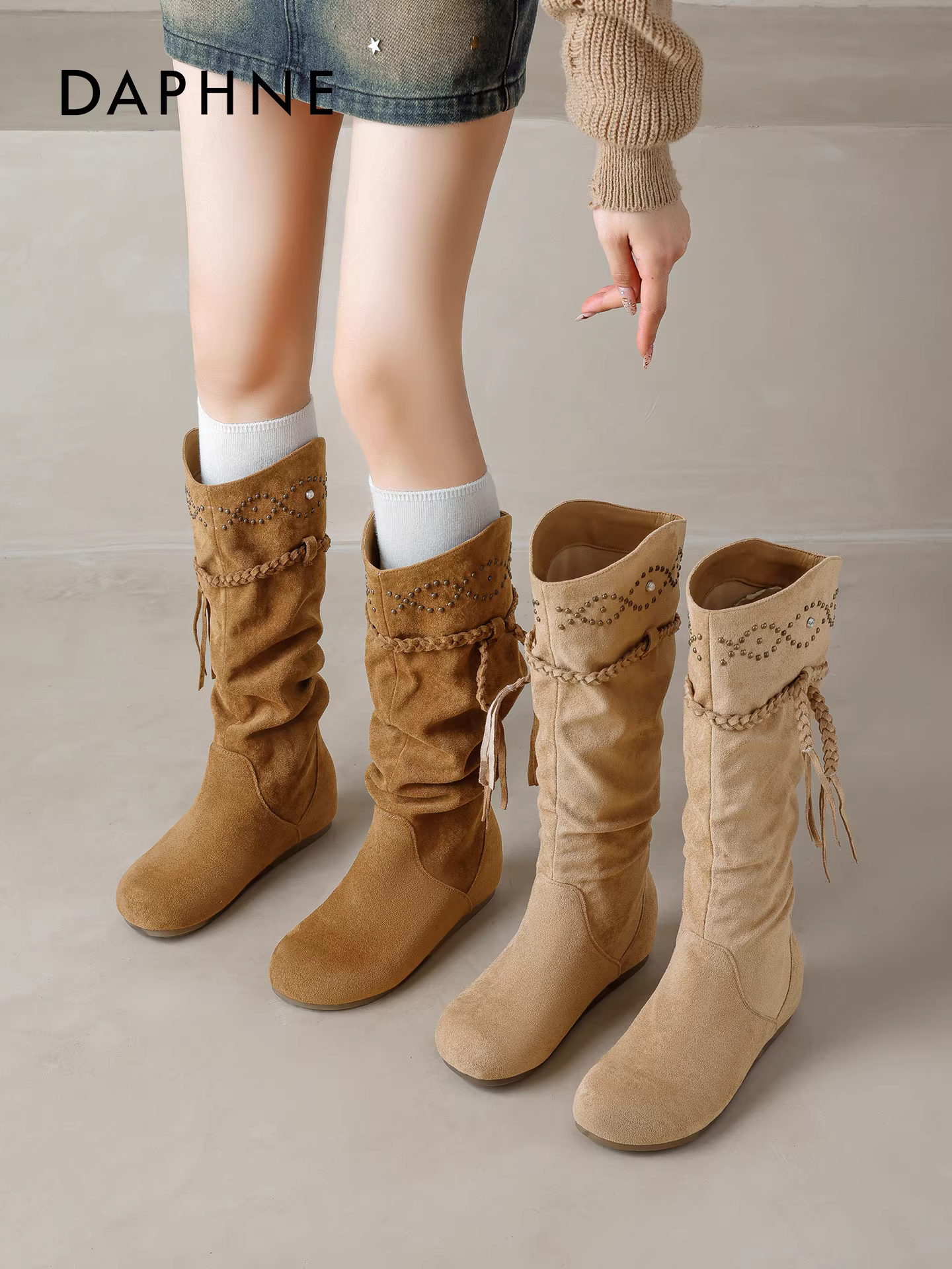 Giày bốt cao cổ Daphne dành cho nữ, mùa thu đông 2025, kiểu dáng cổ điển, phong cách dân tộc, kiểu bốt cao bồi phương Tây, có tăng chiều cao ẩn và thiết kế xếp lớp.