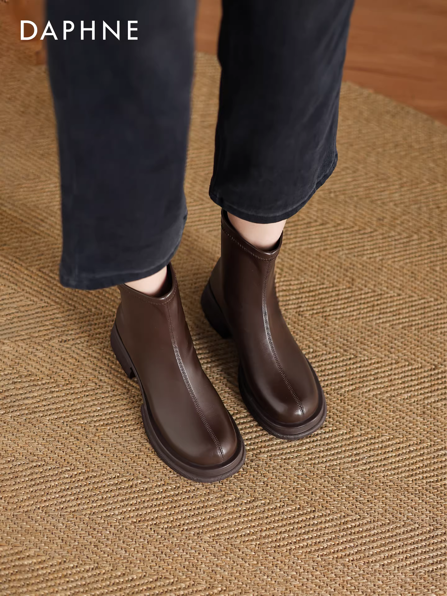 Giày bốt cổ ngắn gót dày Daphne dành cho nữ, mẫu mới thu đông 2025, kiểu ôm sát, chất liệu thun, đế dày, kiểu Martin, kiểu Chelsea.