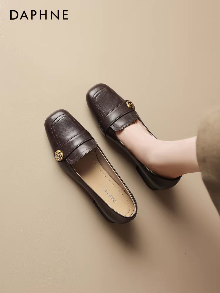 Giày lười nữ Daphne kiểu Pháp đế thấp mùa thu 2025 mũi vuông gót thô chất liệu da mềm