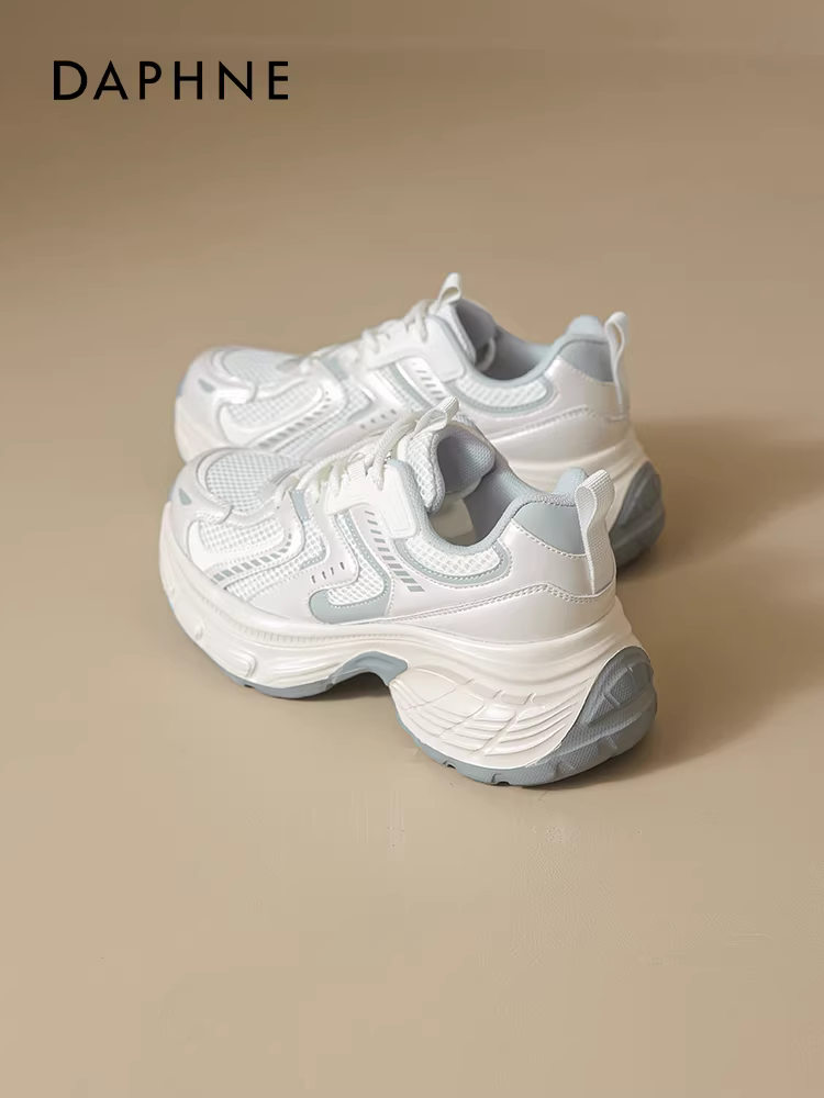 Giày thể thao nữ Daphne kiểu dáng thời trang, mẫu mới thu đông 2025, nhẹ, màu trắng, đế dày, tăng chiều cao, phong cách thể thao, năng động.