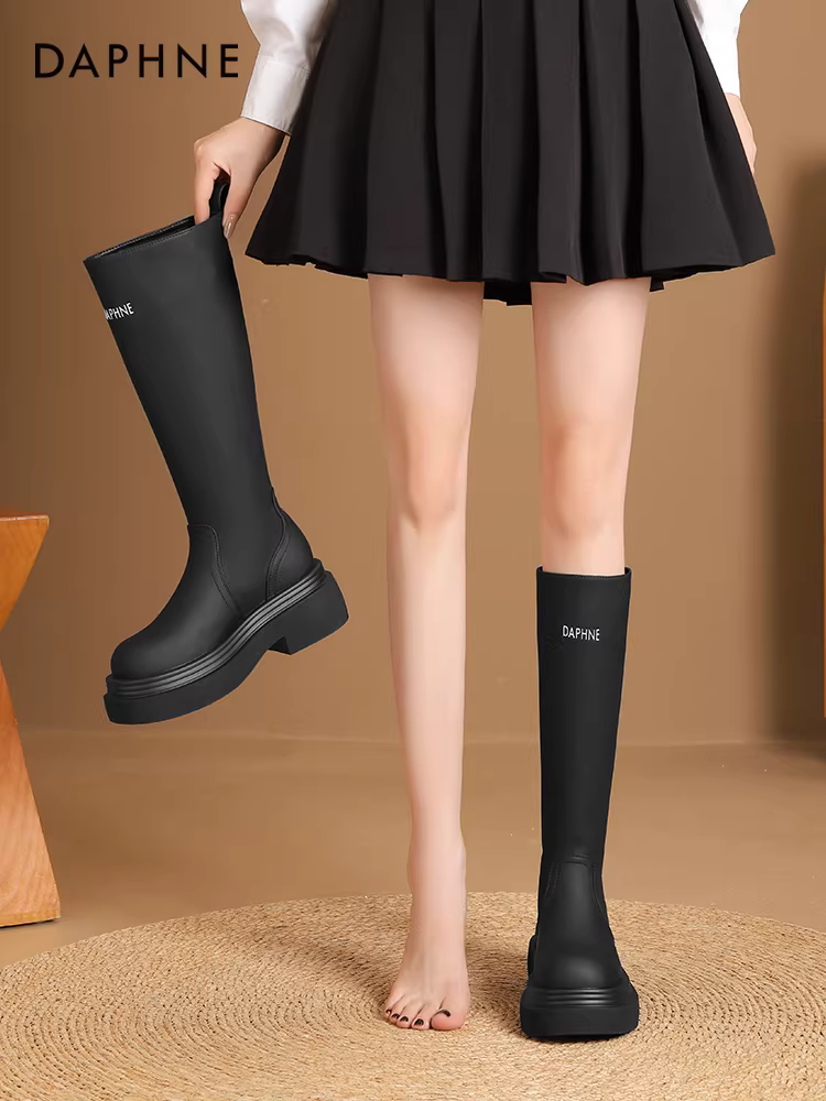 Giày bốt đế dày Daphne dành cho nữ 2025 mới mùa thu đông phong cách Anh quốc giày bốt cưỡi ngựa tăng chiều cao giày bốt thon gọn giày bốt đen