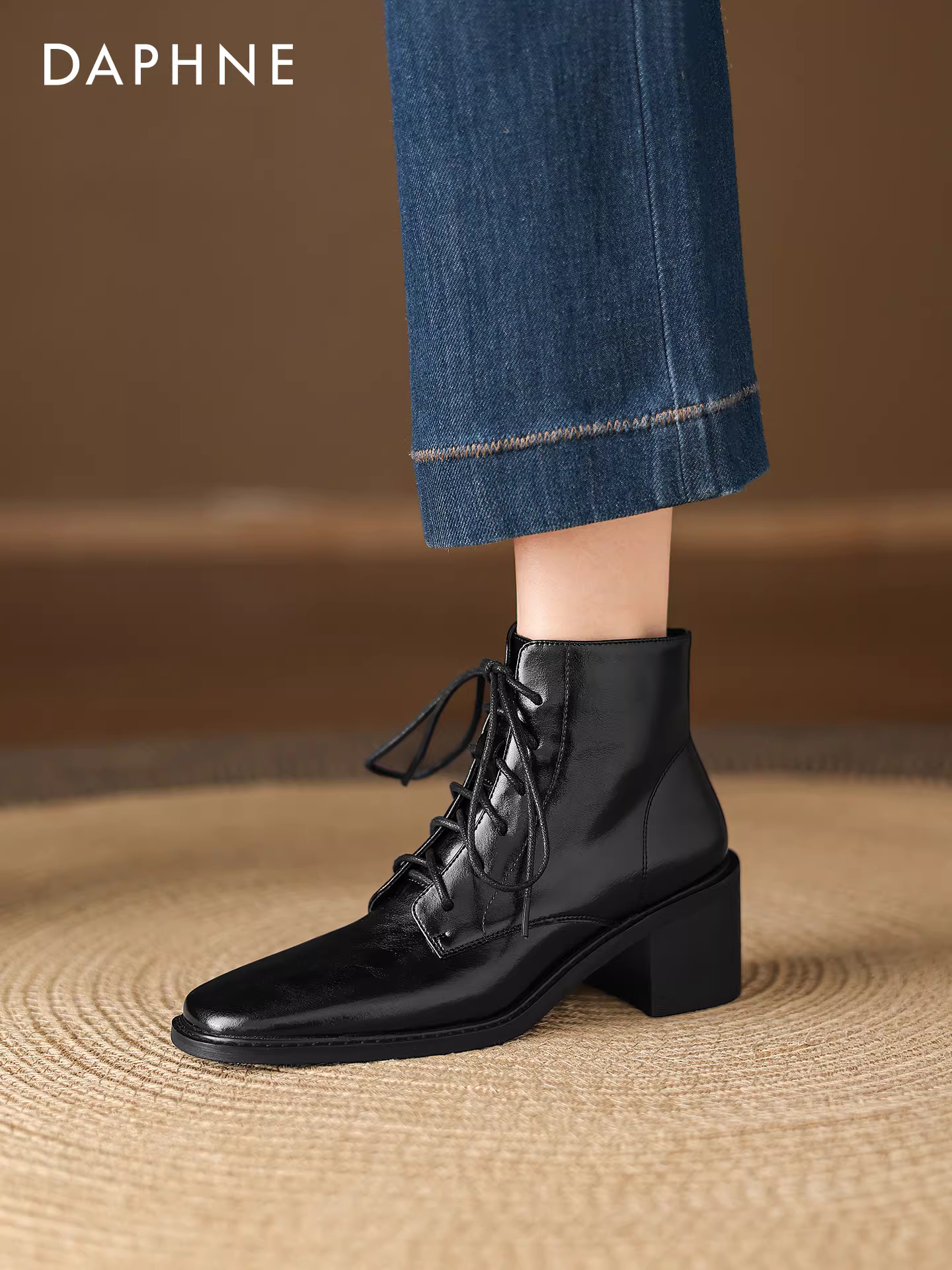 Giày bốt cao gót ngắn Daphne 2025 mới màu đen, giày cao gót đế thô, tăng chiều cao, chất liệu da, giày nữ, bốt ôm sát chân