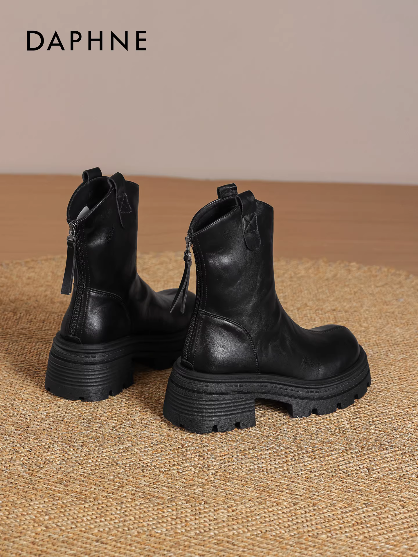 Giày bốt ngắn đen Daphne dành cho nữ, kiểu mới mùa đông 2025, tăng chiều cao, kiểu dáng Martin, đế dày, chất liệu da, cao đến giữa bắp chân