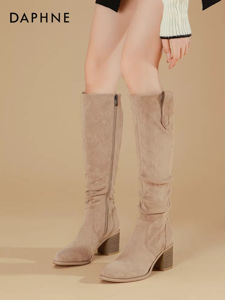 Giày bốt nữ Daphne cao cổ mùa thu đông 2025 kiểu dáng cao cổ, đế dày, mũi nhọn, màu đen