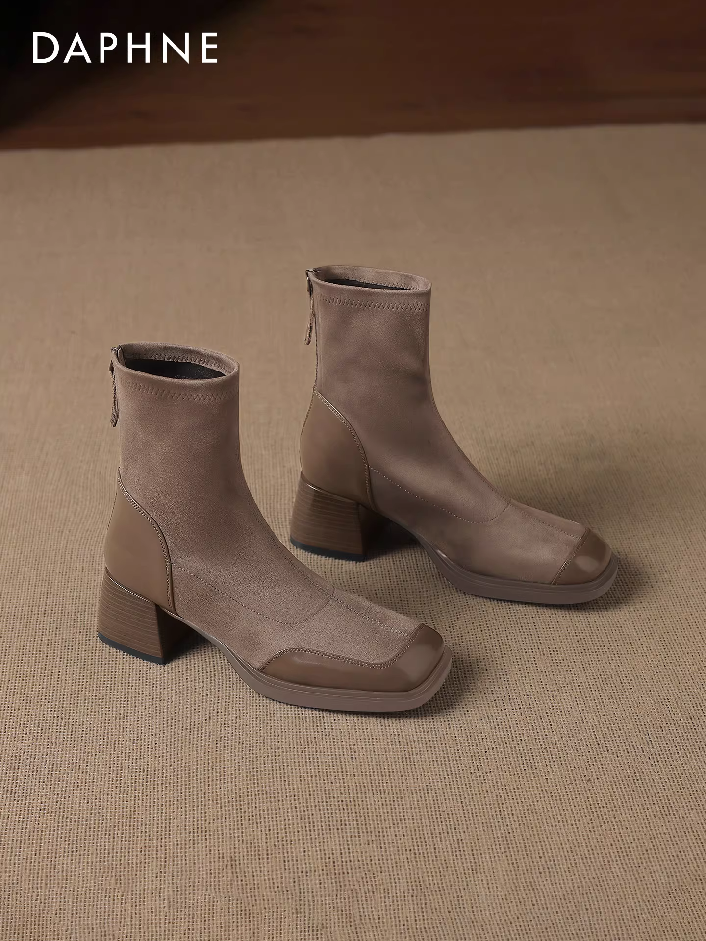 Giày bốt ngắn Daphne dành cho nữ có gót cao, kiểu dáng mùa đông mới 2025, lót lông cừu, co giãn, giày bốt thon gọn không làm mỏi chân, giày bốt Martin mũi vuông màu đen.