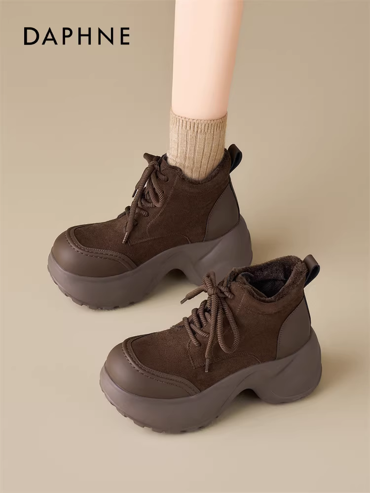 Giày bốt đi tuyết đế dày lót lông cừu Daphne dành cho nữ 2025 Giày bốt ngắn Martin cao gót mùa đông mới Giày bốt cotton tăng chiều cao Giày cotton ấm áp
