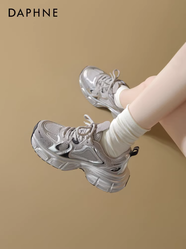 Giày thể thao nữ Daphne Silver Dad 2025 mới mùa thu đông, giày thể thao đế dày tăng chiều cao, lót lông mềm mại, đa năng.