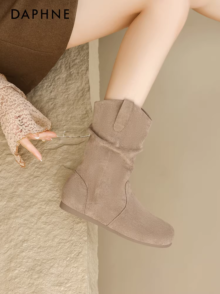 Giày bốt nữ Daphne kiểu dáng xu hướng mới mùa thu đông 2025, kiểu bốt cao bồi Melard, bốt ngắn lót lông cực kỳ hấp dẫn.