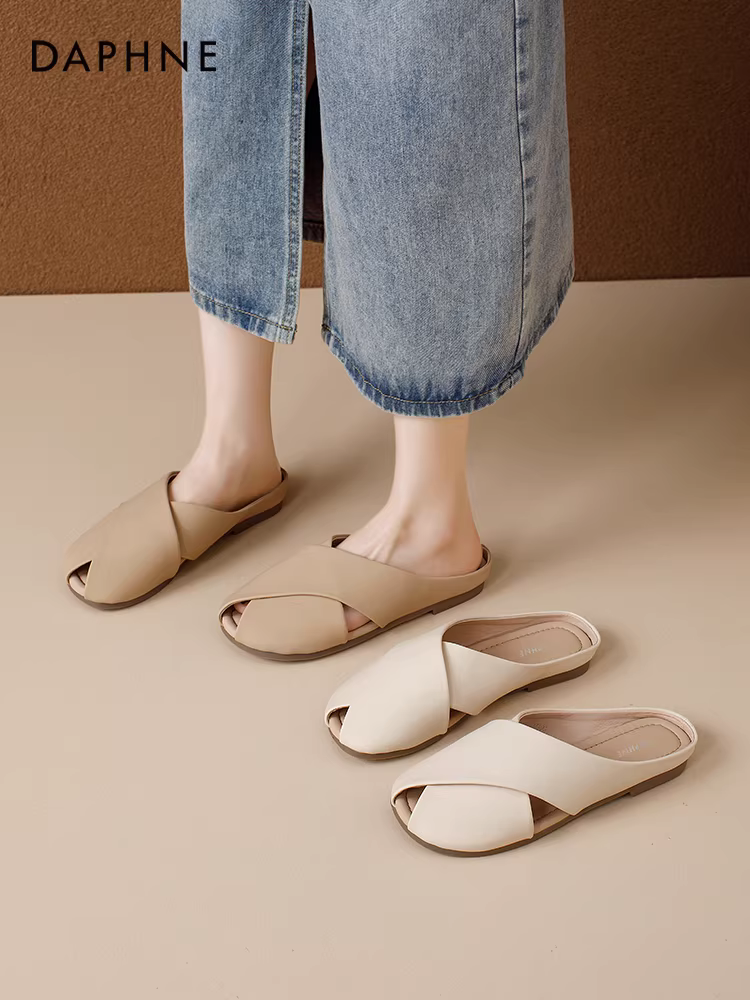 Giày dép nữ Daphne mùa hè đi ngoài trời, kiểu mới 2025, dép xỏ ngón thoải mái, đế bằng, mũi kín.