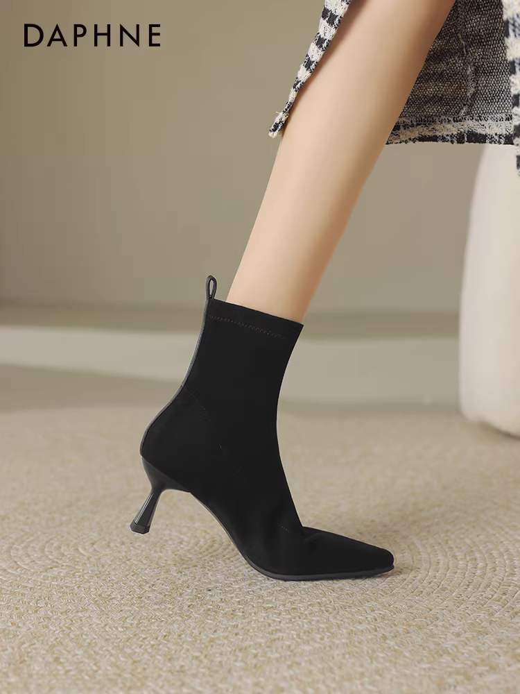 Giày bốt nữ cao gót kiểu dáng Chanel Daphne, bốt ngắn mùa thu đông 2025 mới, lót lông, mũi nhọn, gót nhọn, kiểu Martin