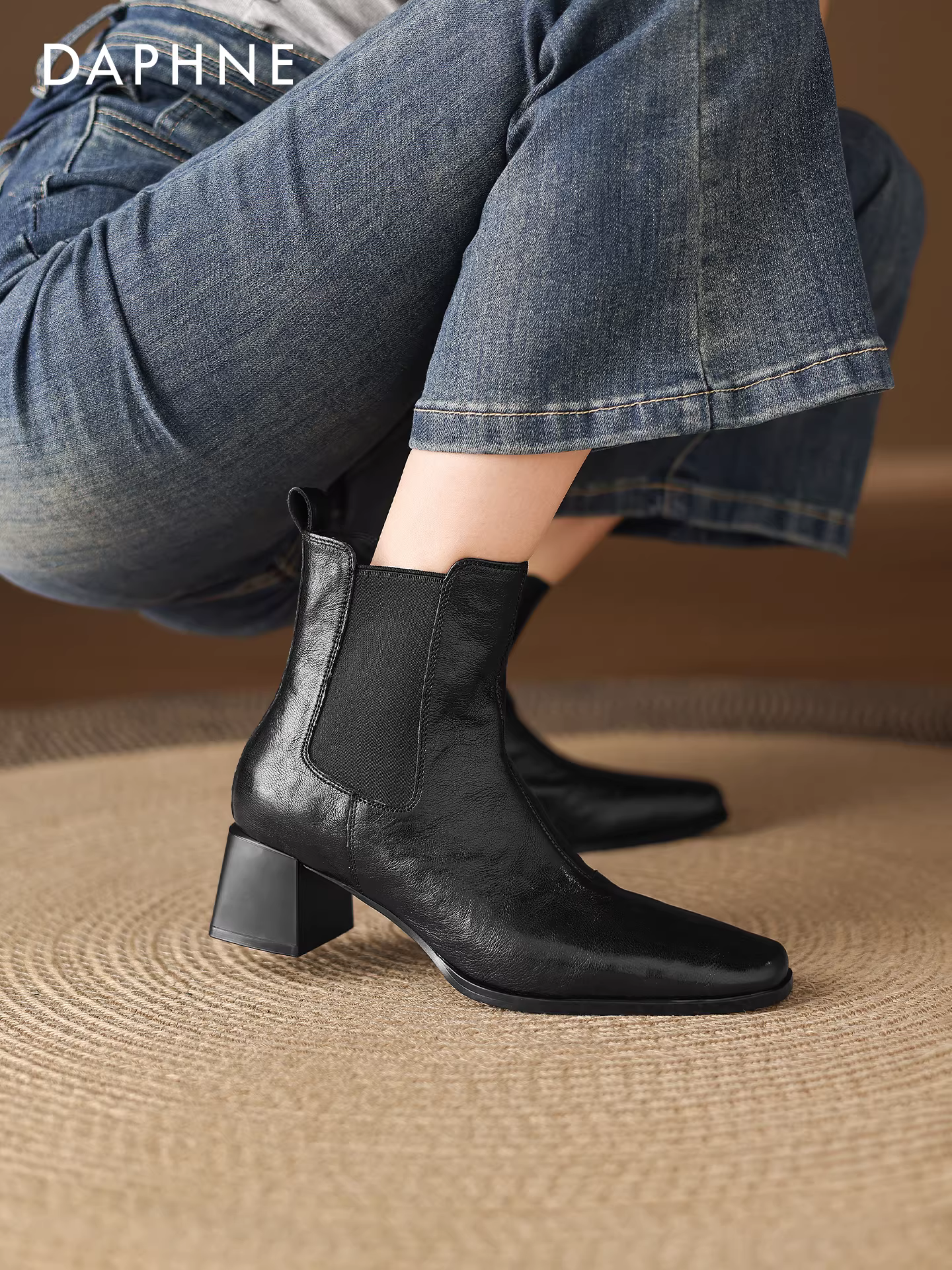 Giày bốt ngắn đen Daphne dành cho nữ, mẫu mới thu đông 2025, mũi nhọn, gót dày, kiểu dáng ôm chân, phong cách Anh quốc, cổ điển, kiểu Martin.