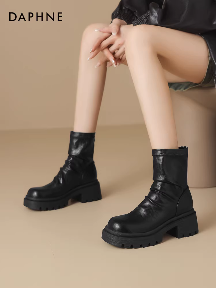 Giày bốt đế dày Daphne dành cho nữ 2025 bốt mỏng mới bốt cao gót mùa đông lót lông cừu giày da tăng chiều cao giày bốt Martin