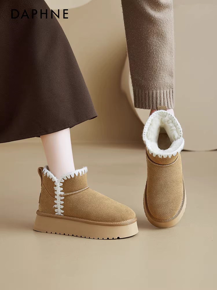 Giày bốt tuyết đế dày Daphne dành cho nữ mùa đông 2025, kiểu mới, dễ mang, ấm áp, cổ ngắn, lót lông cừu dày.