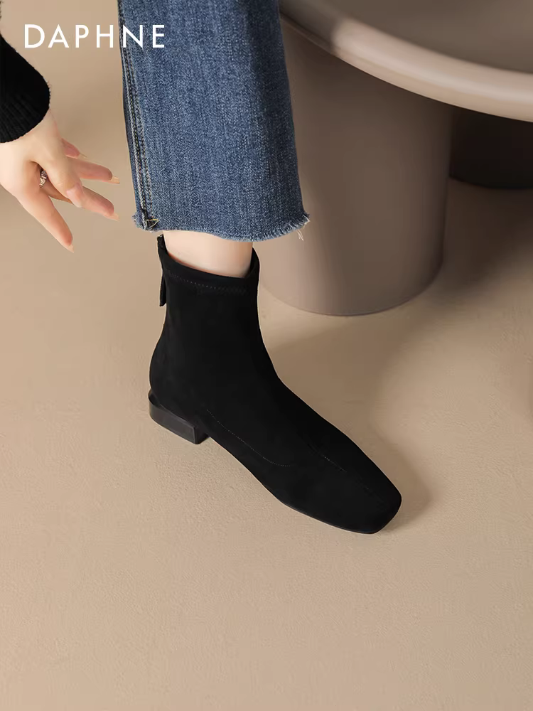 Giày bốt ngắn Daphne kiểu Chanel, chất liệu da lộn, đế bằng, kiểu vớ, dành cho nữ, mùa thu đông 2025.