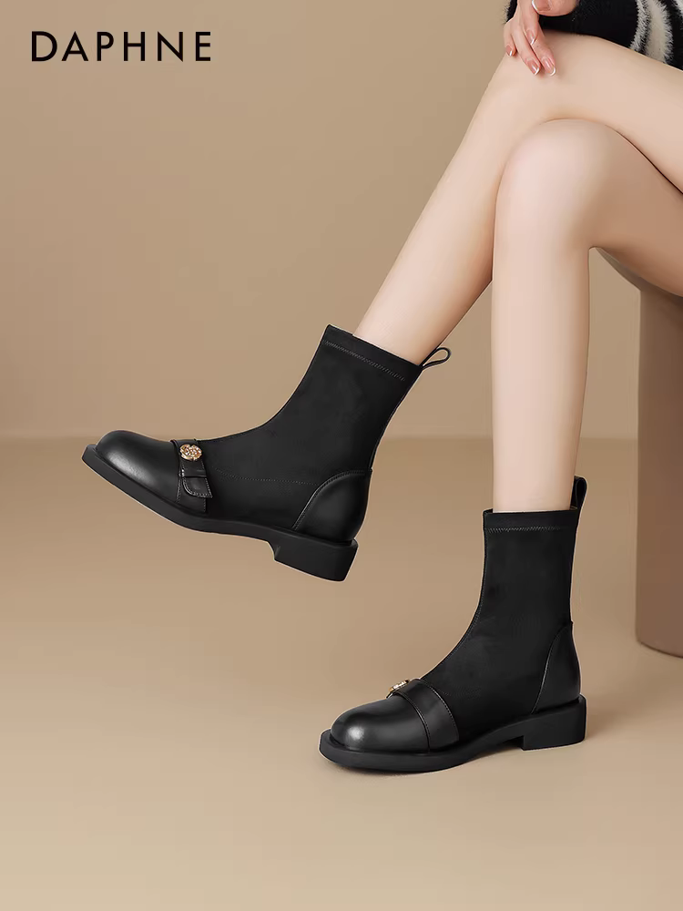Giày bốt ngắn màu đen Daphne dành cho nữ 2025, kiểu mới mùa đông, lót lông cừu, ôm sát chân, kiểu Pháp, cổ ngắn, kiểu tất, đế bằng, kiểu Martin.