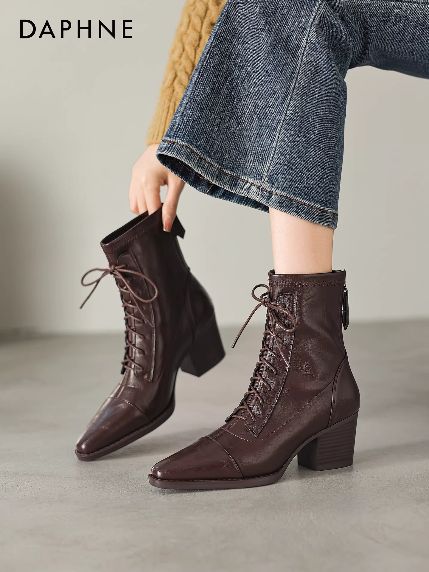 Giày bốt cao gót mũi nhọn Daphne dành cho nữ 2025, kiểu mới mùa đông, màu nâu, gót thô, kiểu Martin, phong cách Anh, chất liệu da, kiểu dáng ôm sát.