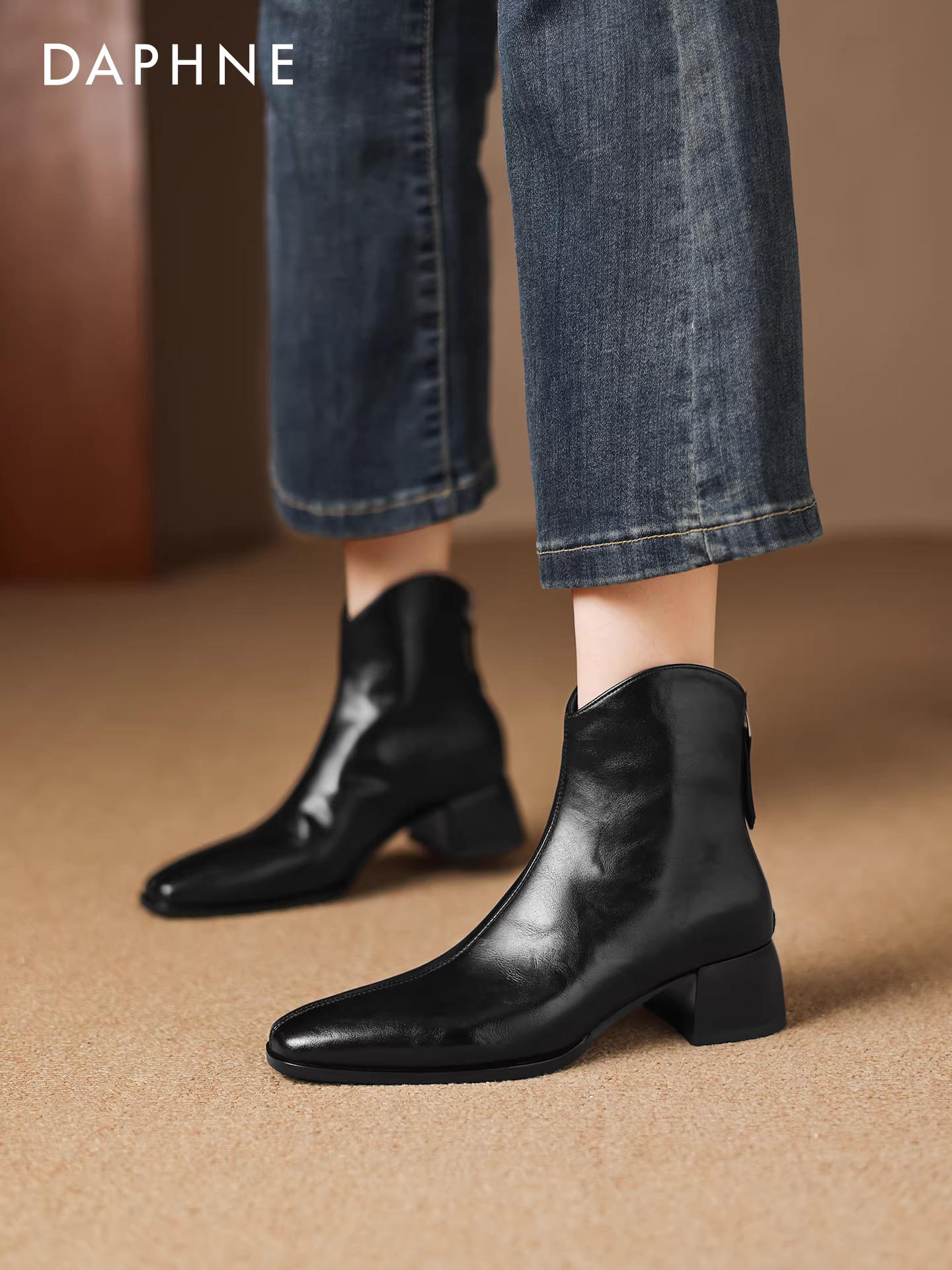 Giày bốt cao gót mũi nhọn Daphne dành cho nữ, mẫu mới mùa đông 2025, màu đen, kiểu Chelsea Pháp, ôm chân, chất liệu da.