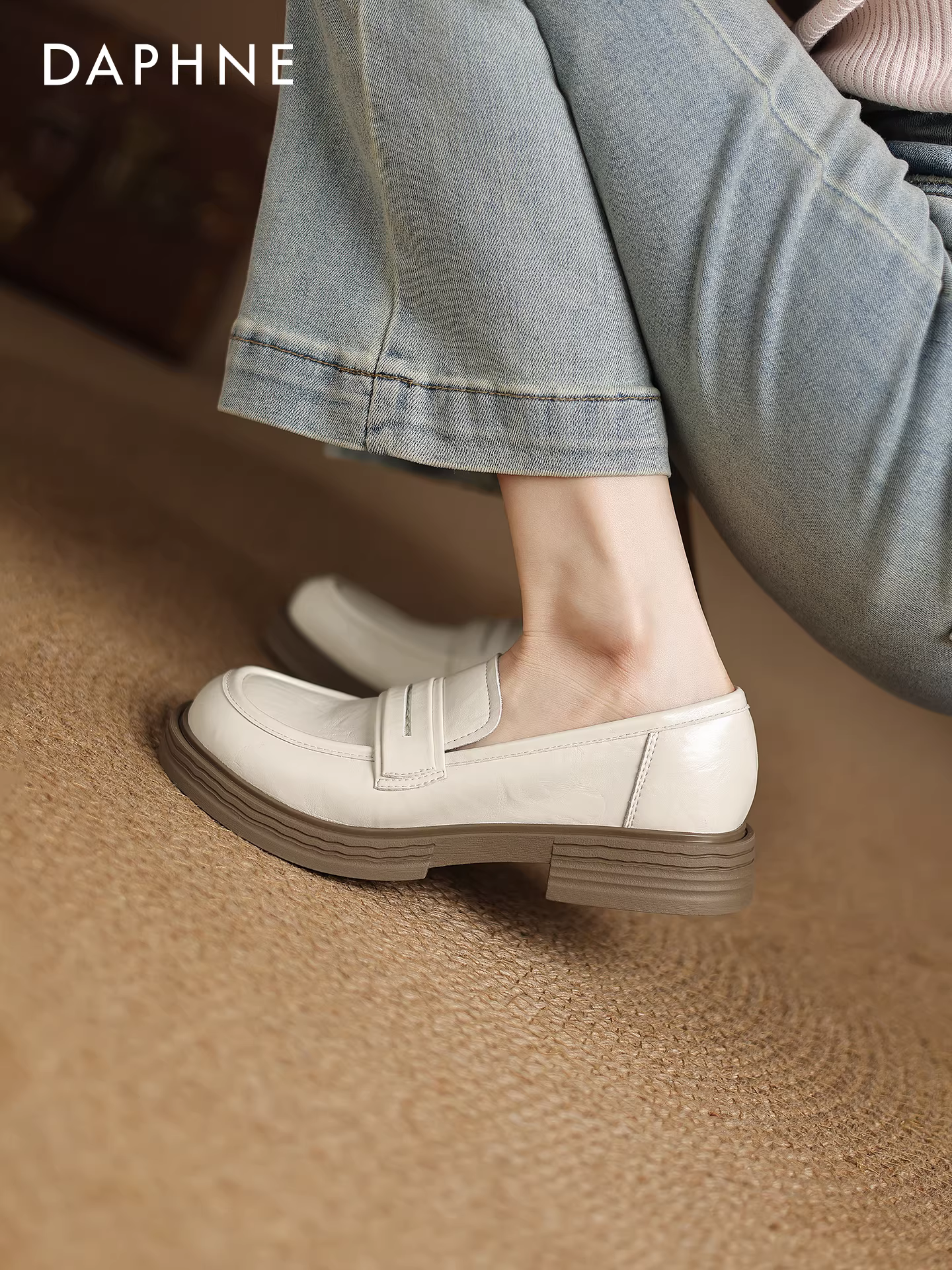 Giày lười nữ Daphne màu trắng, kiểu Anh, mùa thu 2025, chất liệu da, kiểu dáng mới, dễ đi, mũi tròn, đế bằng.