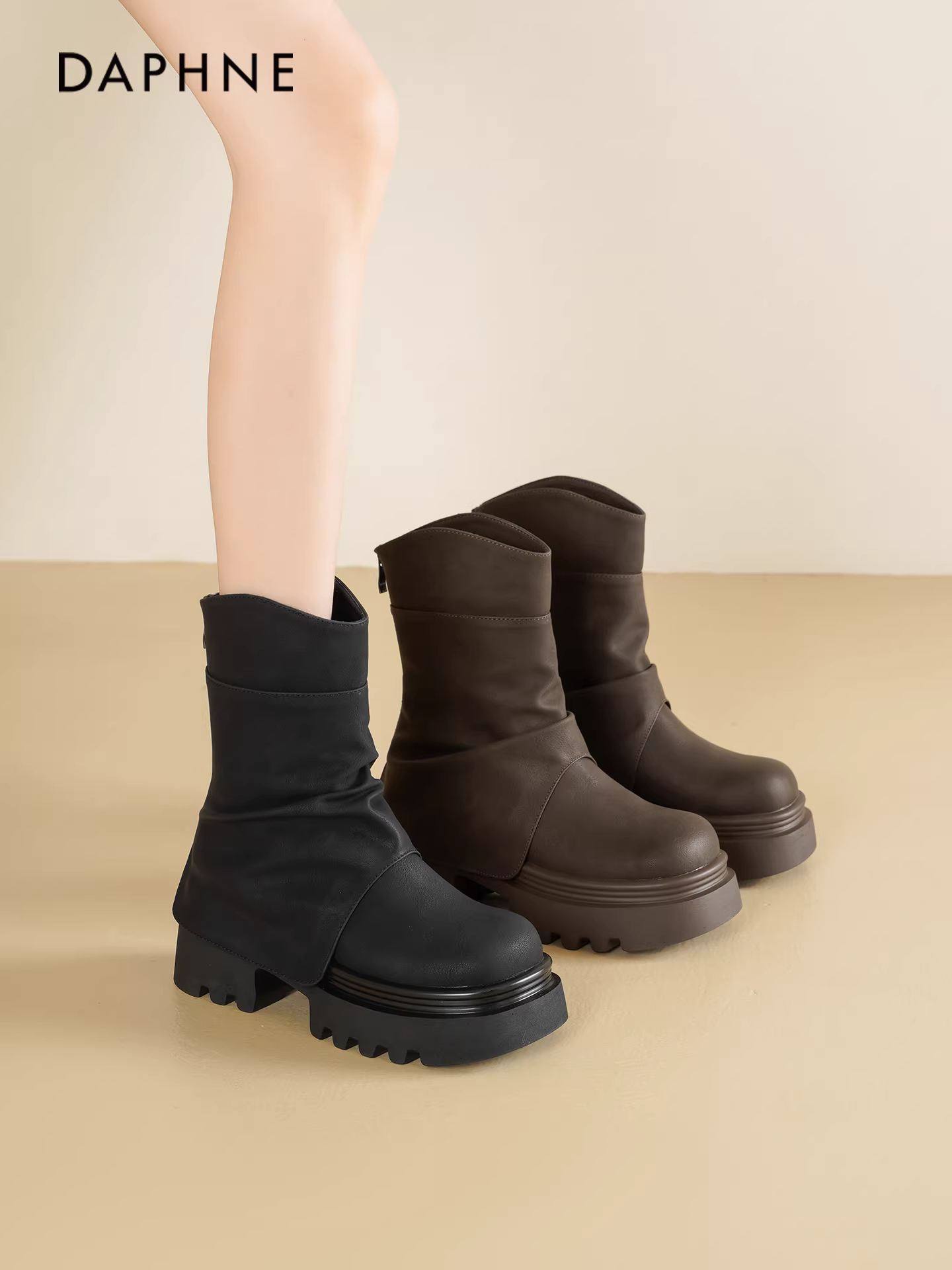 Giày bốt đế dày Daphne dành cho nữ, giày bốt Martin 2025 kiểu mới thu đông, giày bốt lười màu nâu đa năng dành cho nữ.