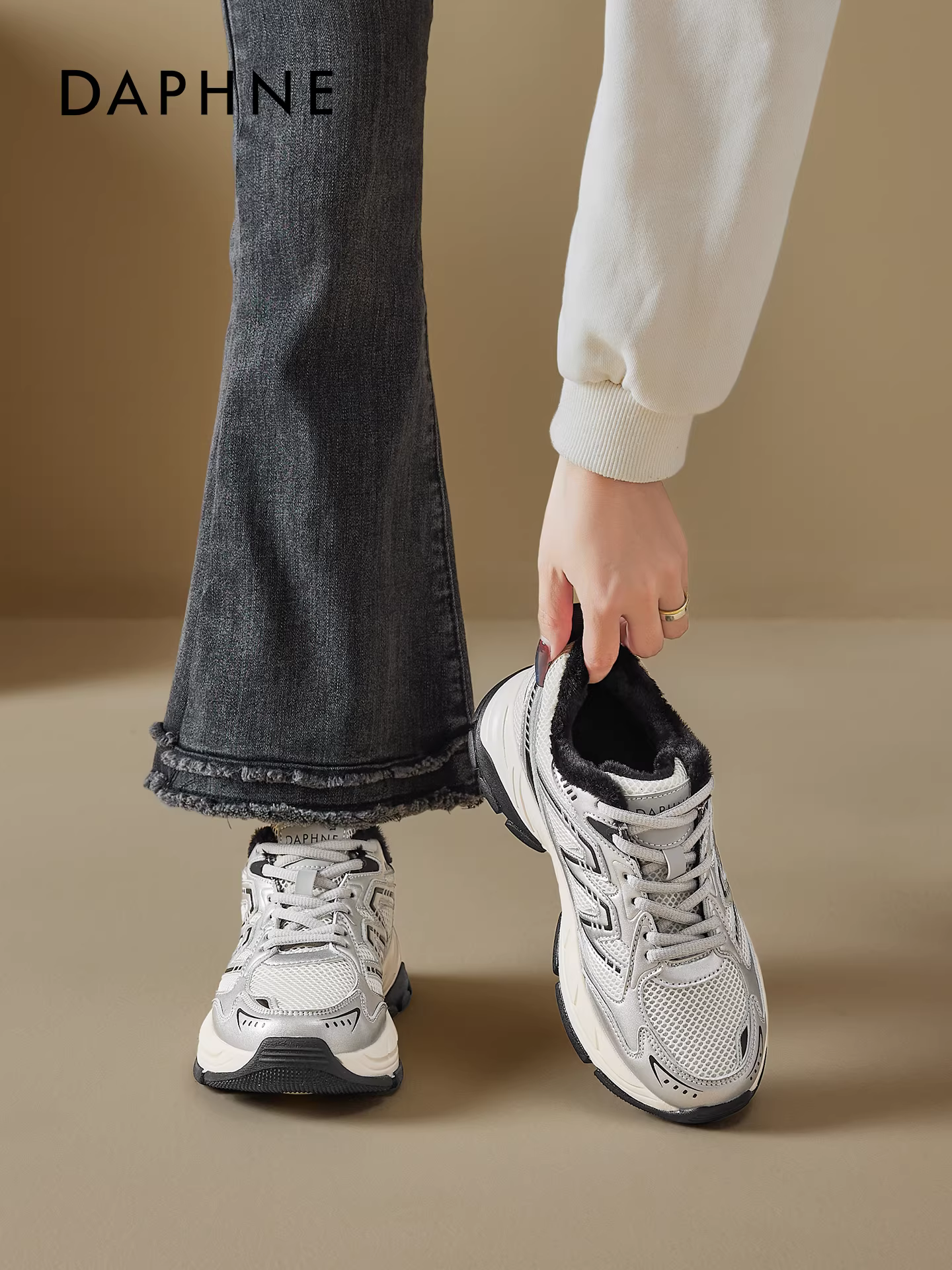 Giày thể thao lót lông cừu Daphne dành cho nữ, giày thể thao đế dày mới mùa thu đông 2025, giày trắng tăng chiều cao, giày thường đa năng.