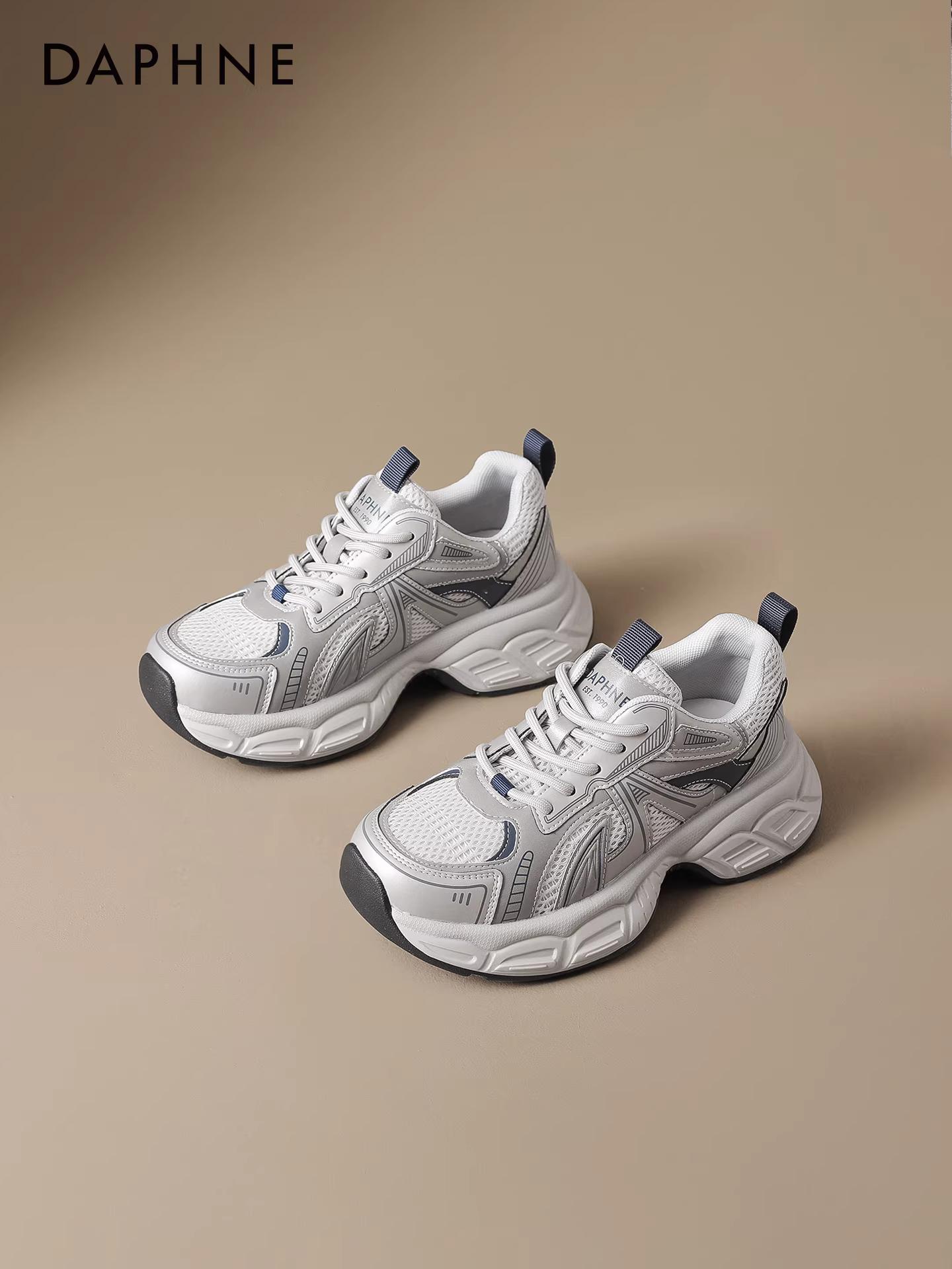 Giày bố đế dày Daphne dành cho nữ, mẫu mới 2025, giày thể thao nhẹ màu bạc, giày tăng chiều cao cho phụ nữ nhỏ nhắn.