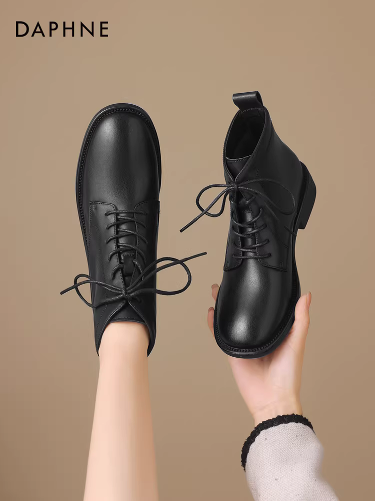 Giày bốt Martin đen Daphne dành cho nữ 2025 kiểu Anh mới, giày mùa xuân đông, giày da nhỏ đế bằng, bốt ngắn kiểu mẹ