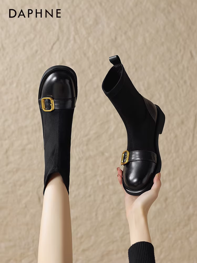 Giày bốt nữ Daphne, kiểu dáng mùa xuân thu, bốt thấp đế bằng, kiểu mới 2025, lót lông cừu, kiểu vớ co giãn, bốt Martin màu đen.