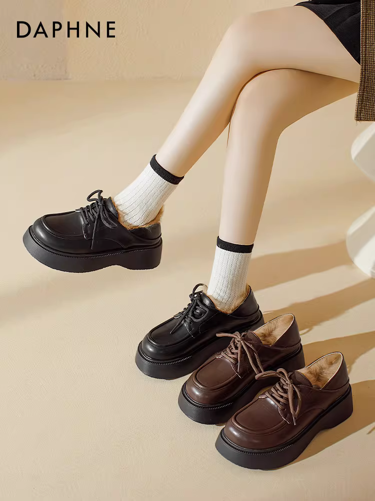 Giày da lót lông Daphne dành cho nữ, mẫu mới thu đông 2025, kiểu Anh, ấm áp, buộc dây, màu nâu, chất liệu cotton.