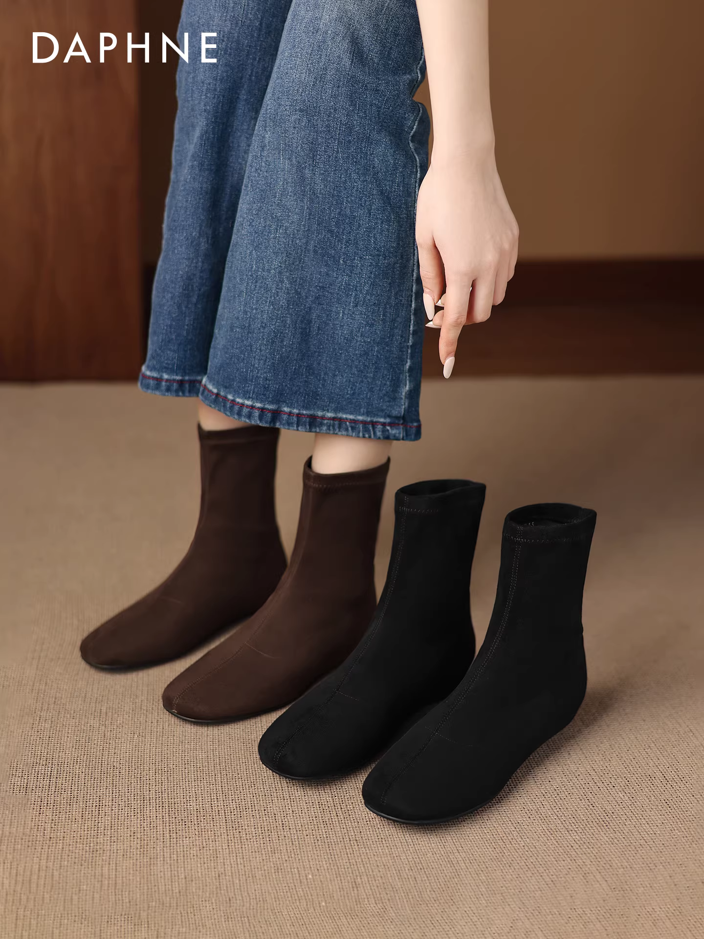 Giày bốt ngắn da lộn Daphne Brown Slim 2025 Giày bốt nữ mùa thu đông mới co giãn Giày bốt nữ Plus nhung tất