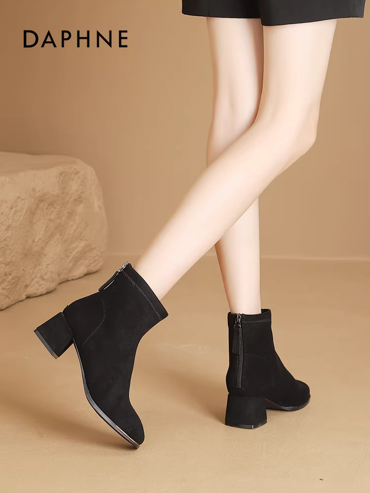 Giày bốt cao gót ngắn màu đen Daphne dành cho nữ, mẫu mới thu đông 2025, kiểu ôm sát co giãn, giày bốt Martin đế dày nữ.
