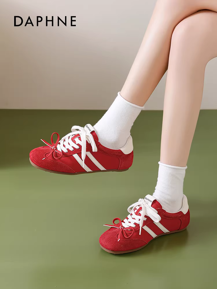 Giày thể thao nữ Daphne màu đỏ, kiểu dáng cổ điển, nhẹ, thoải mái, mùa thu năm 2025.