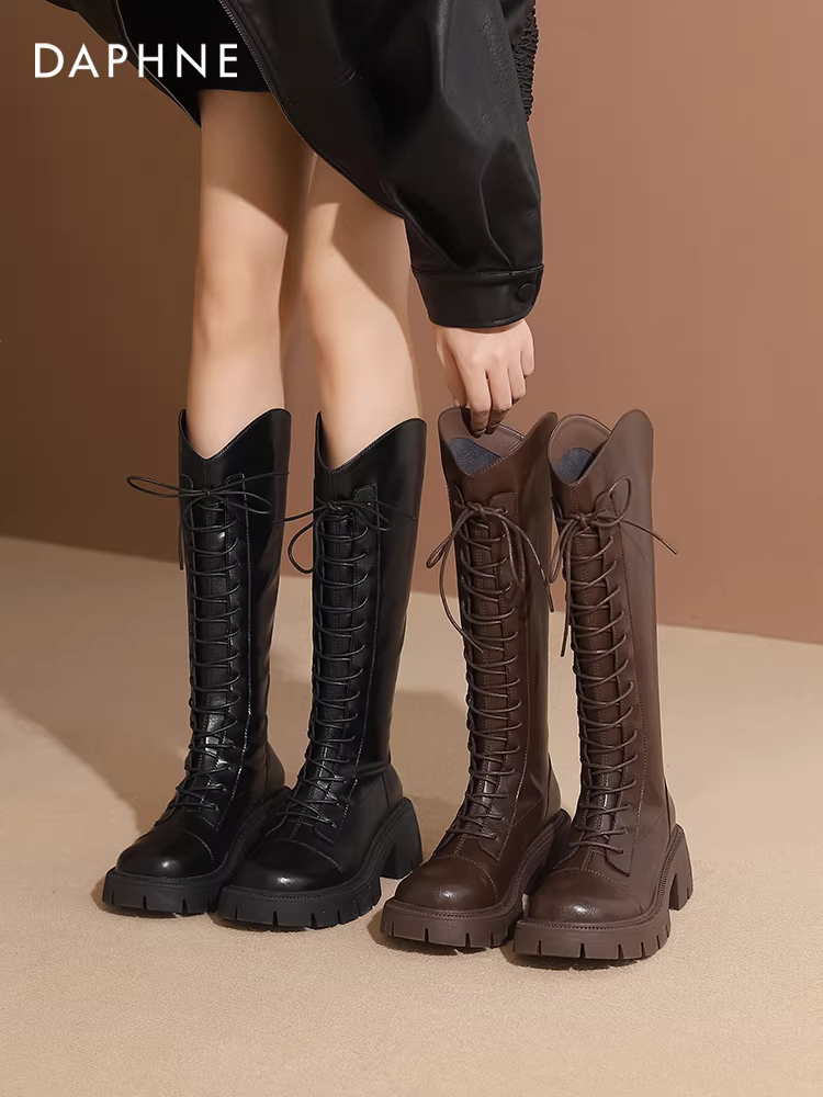 Giày bốt nữ Daphne Martin cao cổ mùa thu đông 2025 kiểu dáng mới, cổ chữ V, buộc dây, kiểu cưỡi ngựa, đế dày, ống cao, ôm dáng