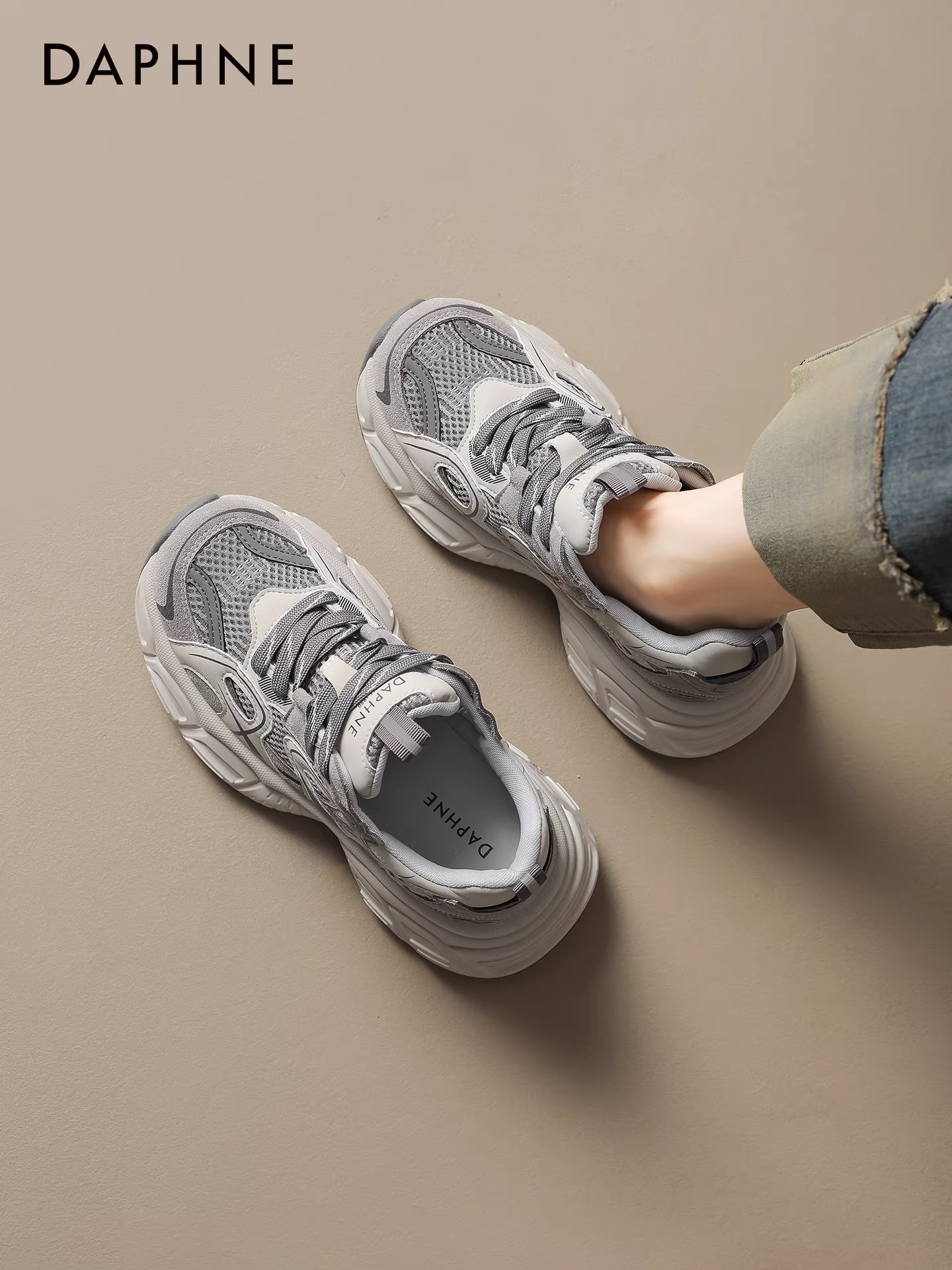 Giày thể thao đế dày Daphne 2025 mới, lót lông mùa đông dành cho nữ, giày mùa đông ấm áp và tăng chiều cao cho người nhỏ nhắn.