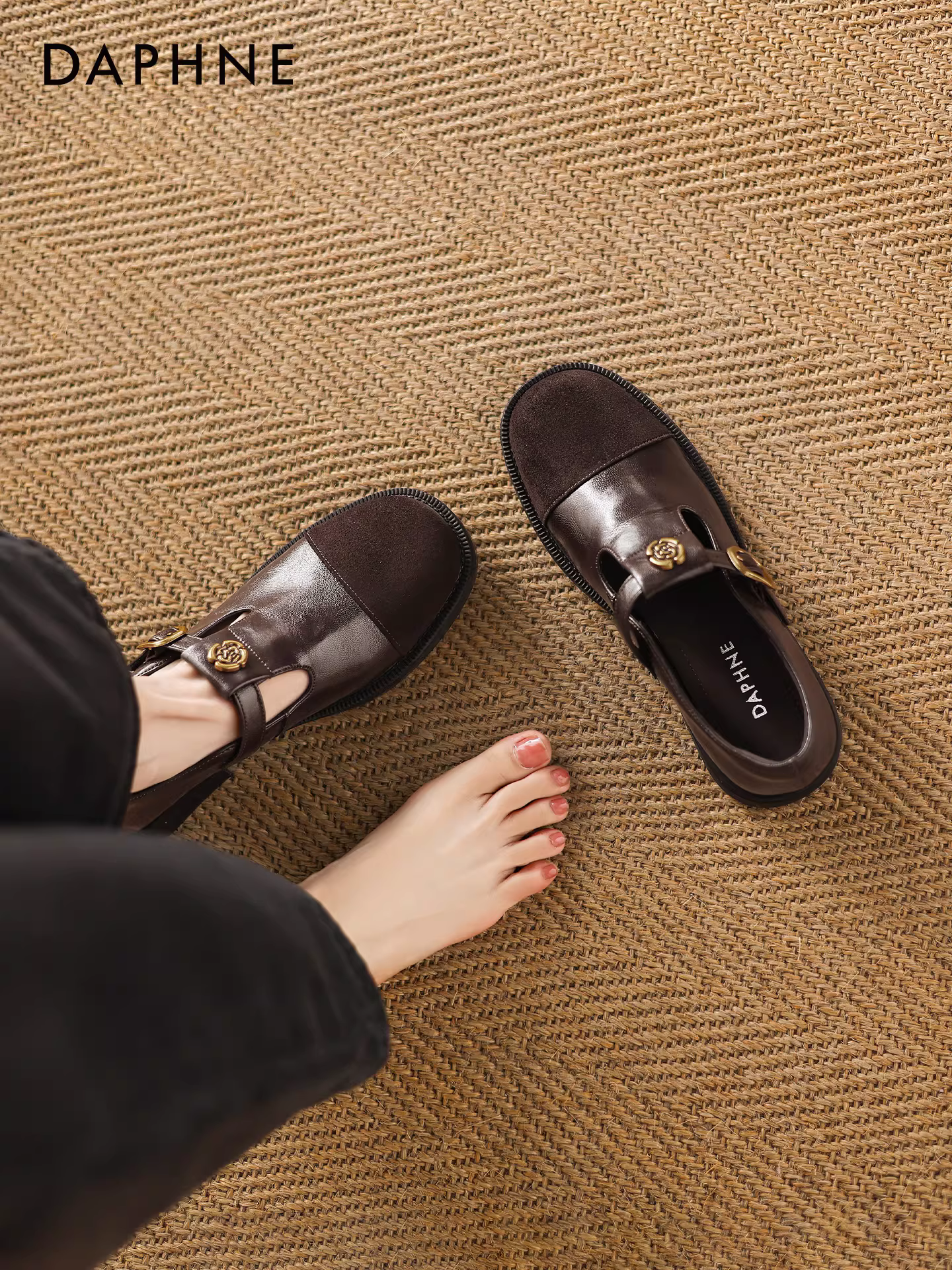 Giày bệt nữ Daphne kiểu dáng sâu, mùa thu đông 2025, màu đen, chất liệu da mềm, đế mềm, kiểu dáng hoa trà.
