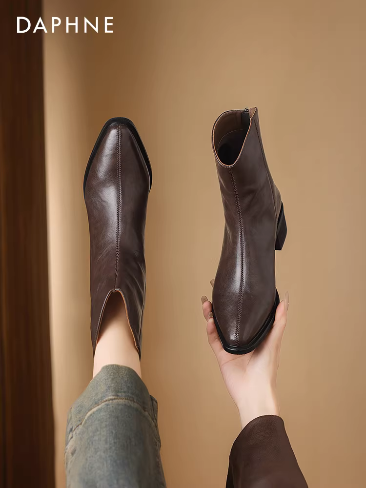 Giày bốt cổ ngắn gót thô Daphne dành cho nữ, kiểu mới thu đông 2025, kiểu dáng cổ chữ V, mũi nhọn, chất liệu denim, kiểu Chelsea.